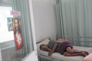 anak Melayu terbaring di katil, gambar Jesus menghiasi pintu!