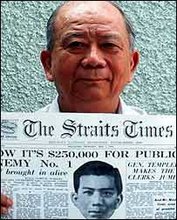 Chin Peng dengan bangganya menunjukkan keratan keratan akhbar sewaktu dia diburu oleh pasukan keselamatan dulu